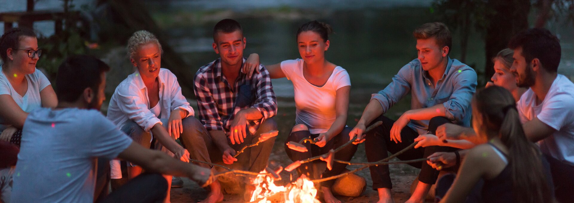 Community Campfire Reisemobilcouch | © Foto: .shock - stock.abobe.com Community Campfire Reisemobilcouch | © Foto: .shock - stock.abobe.com